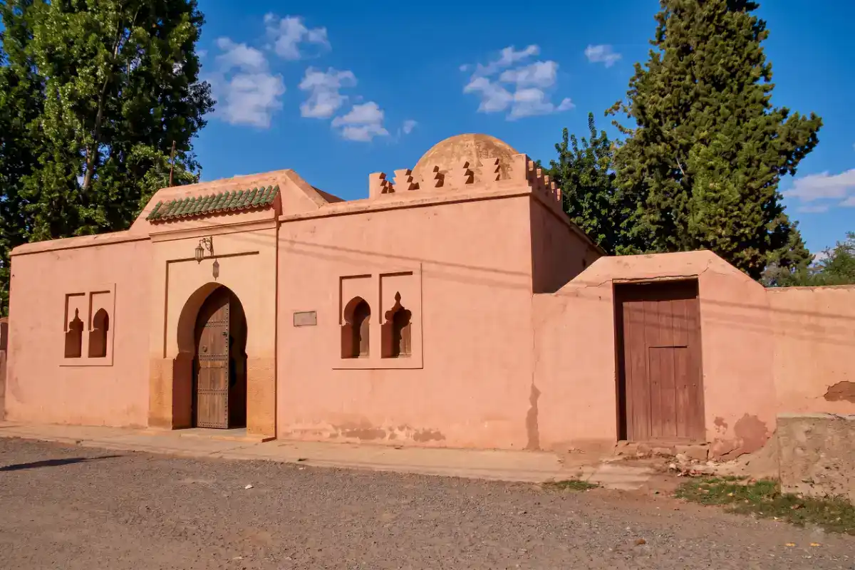 Vue du mausolée de Sidi Abdeljalil Bnou Ouayhlan à Aghmat, site historique médiéval au pied du Haut Atlas.