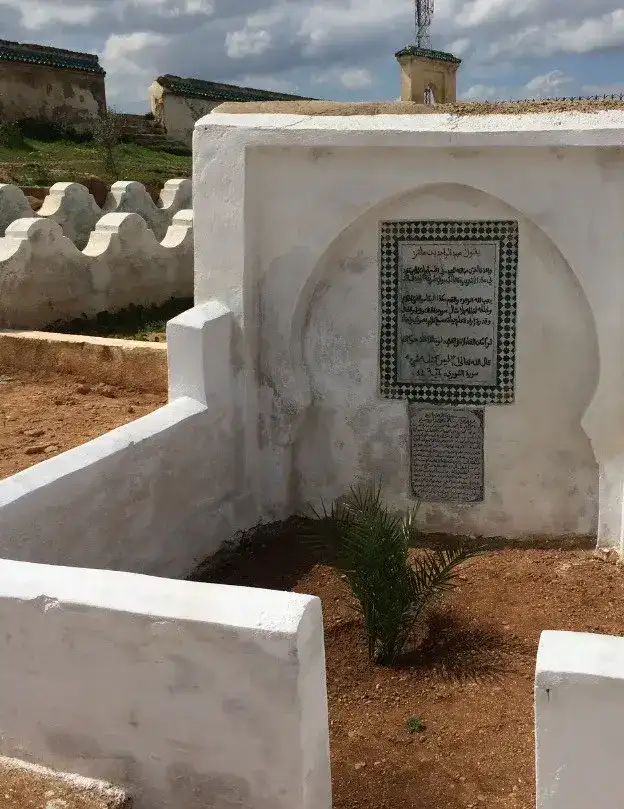 Vue du tombe de Sidi Ahmed Ibn Achir à Fès, orné de zelliges traditionnels et d'inscriptions calligraphiques dans un cadre spirituel authentique.