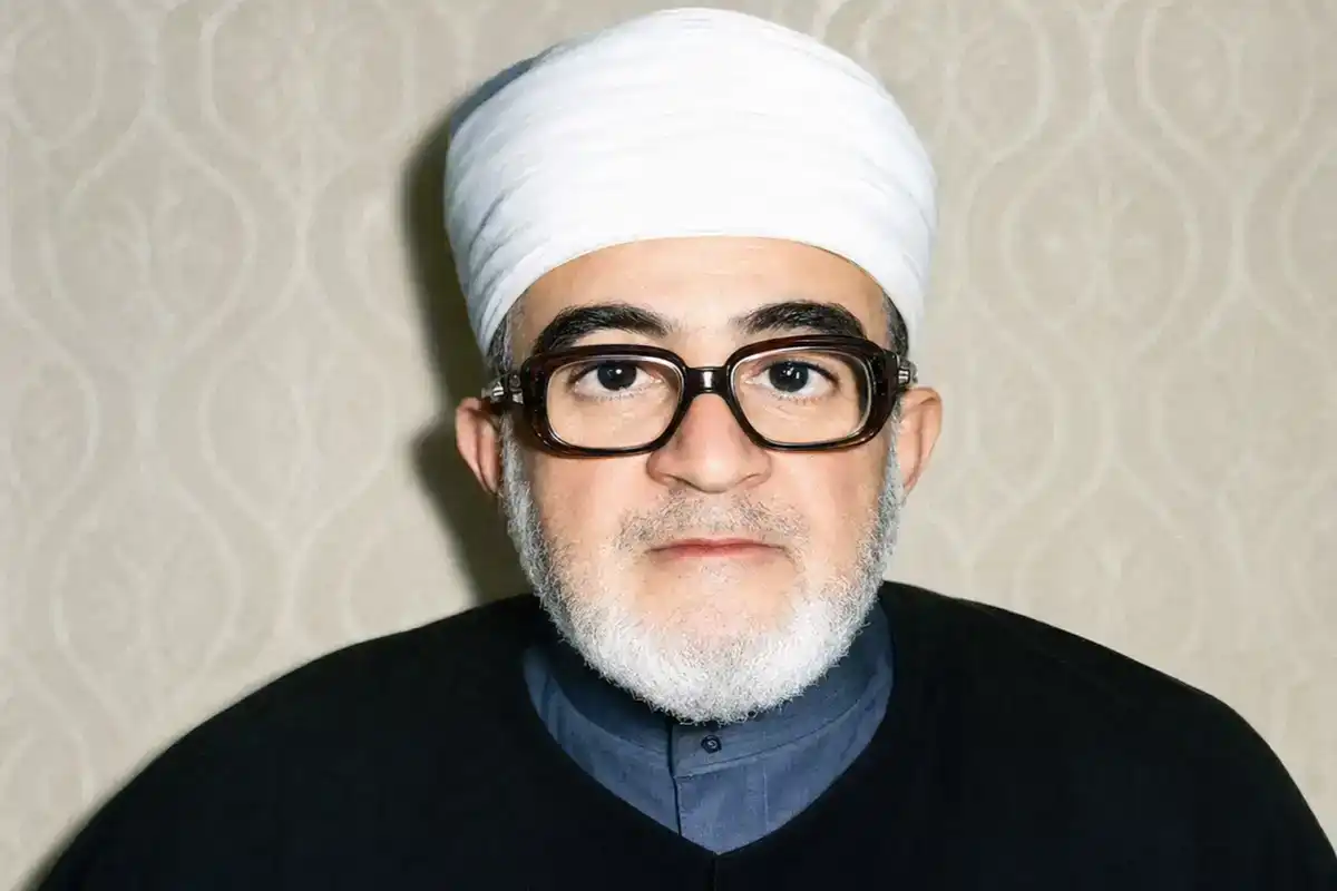 Portrait de face du Cheikh Mohamed ben Seddiq el-Ghoumari, fondateur de la lignée de savants ghoumaris à Tanger, portant un turban blanc et des lunettes.