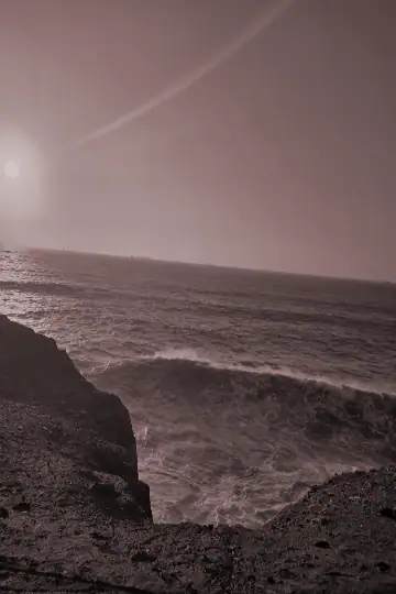 vue du soleil couchant sur locéan atlantique depuis les falaises de safi au maroc