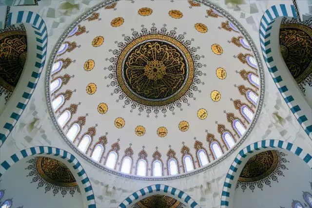 vue intérieure du dôme central de la mosquée konevi à konya orné de calligraphies arabes dorées et entouré de vitraux