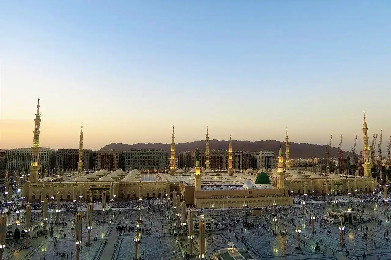 les grands parasols blancs automatiques dans la cour de la mosquée du prophète al masjid an nabawi à médine sous un ciel bleu