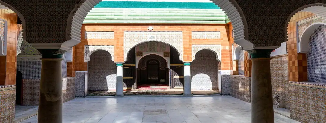 cour intérieure et entrée du mausolée dabou saleh à safi avec colonnes en marbre et zelliges traditionnels