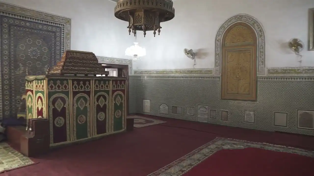 Vue du mausolée de l'Imam Mohamed Ben Slimane al-Jazouli à Marrakech, montrant l'entrée richement décorée de zelliges et de bois sculpté.