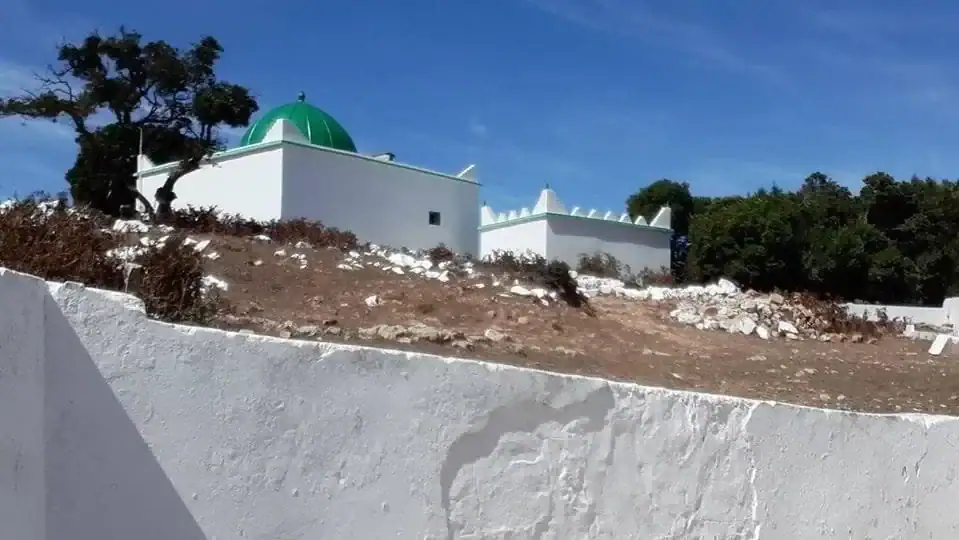 Vue du mausolée de Sidi Ahmed Ibn Ajiba, grand savant soufi marocain, avec son architecture traditionnelle blanche et son dôme vert.