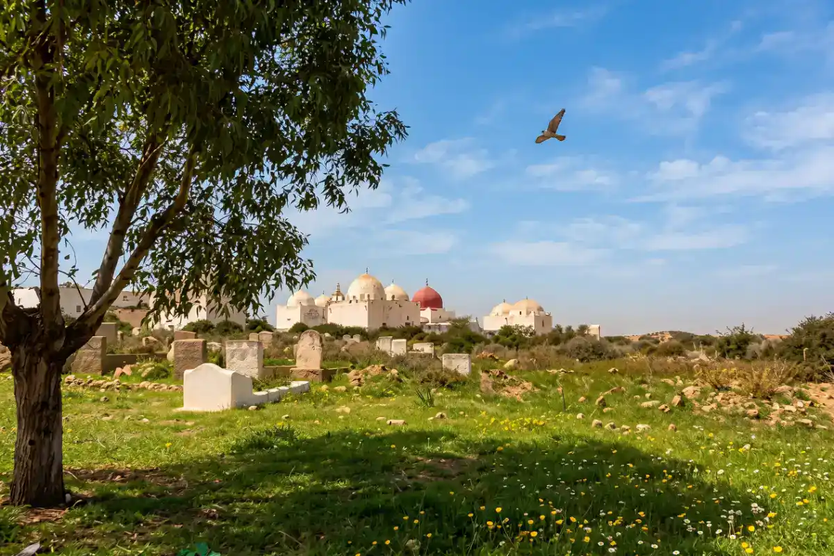 Vue du mausolée de Sidi Bahloul, monument spirituel avec son dôme blanc (koubba) et son architecture traditionnelle marocaine.