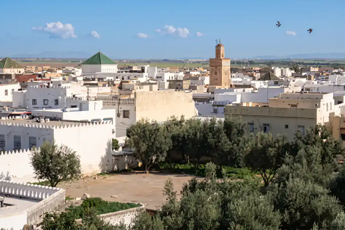 Vue du mausolée de Sidi Bouabid Cherki à Bejaâd, avec son dôme blanc et l'architecture traditionnelle de la Zaouïa Cherkaouia.