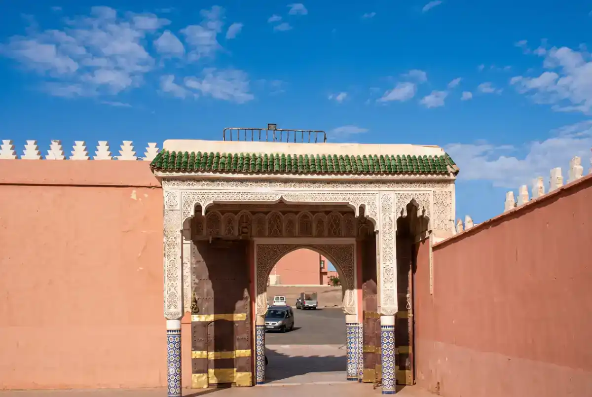 Vue extérieure du mausolée de Sidi Rahal avec ses dômes blancs (koubbas) typiques et ses murs traditionnels sous un ciel clair.