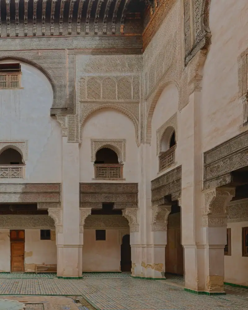 détails sculptés en plâtre et bois de cèdre dans la cour intérieure de la médersa al attarine à fès
