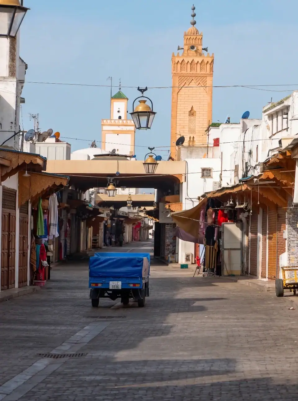rue de la médina de rabat avec minaret au coucher du soleil
