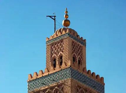 minaret de la mosquée koutoubia à marrakech sous un ciel bleu clair