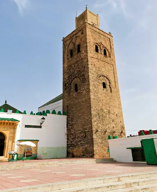 ancien minaret en pierre de la mosquée moulay abdellah amghar près del jadida avec détails architecturaux sculptés