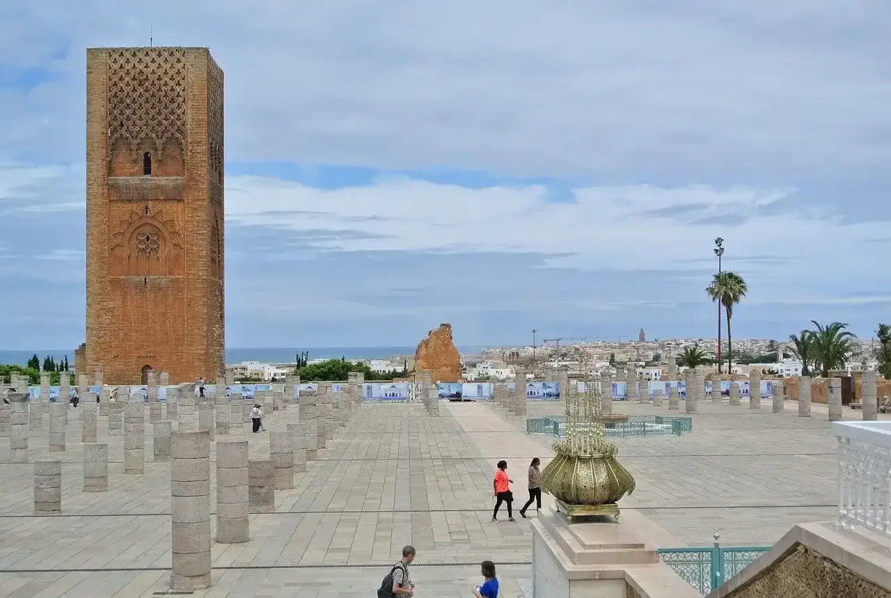 le minaret historique de la tour hassan à rabat avec ses façades de pierre ocre sculptées symbole de larchitecture almohade au maroc
