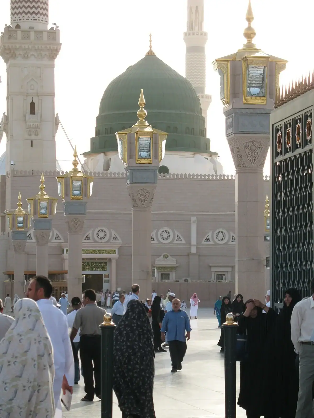 vue sur le dôme vert de la mosquée du prophète al masjid an nabawi avec les pèlerins et les lanternes ornementales à médine
