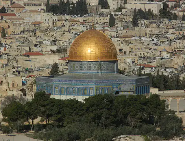 vue du dôme du rocher qubbat al sakhra sur lesplanade des mosquées à jérusalem montrant sa coupole dorée et ses façades de mosaïques bleues