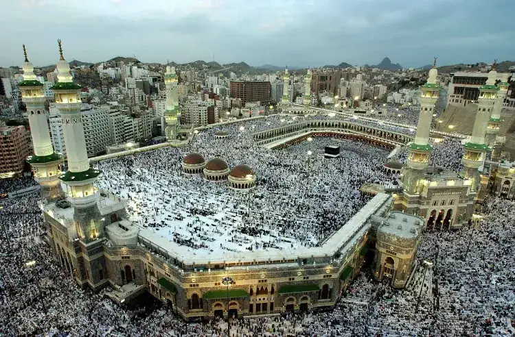 vue aérienne panoramique de la grande mosquée al haram à la mecque montrant la kaaba centrale entourée dune foule immense de pèlerins lors du hajj