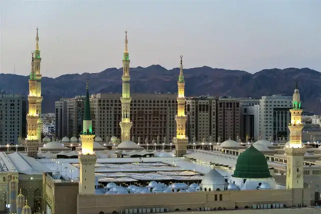 vue extérieure de la mosquée du prophète al masjid an nabawi à médine mettant en évidence les minarets blancs et larchitecture sacrée sous un ciel clair