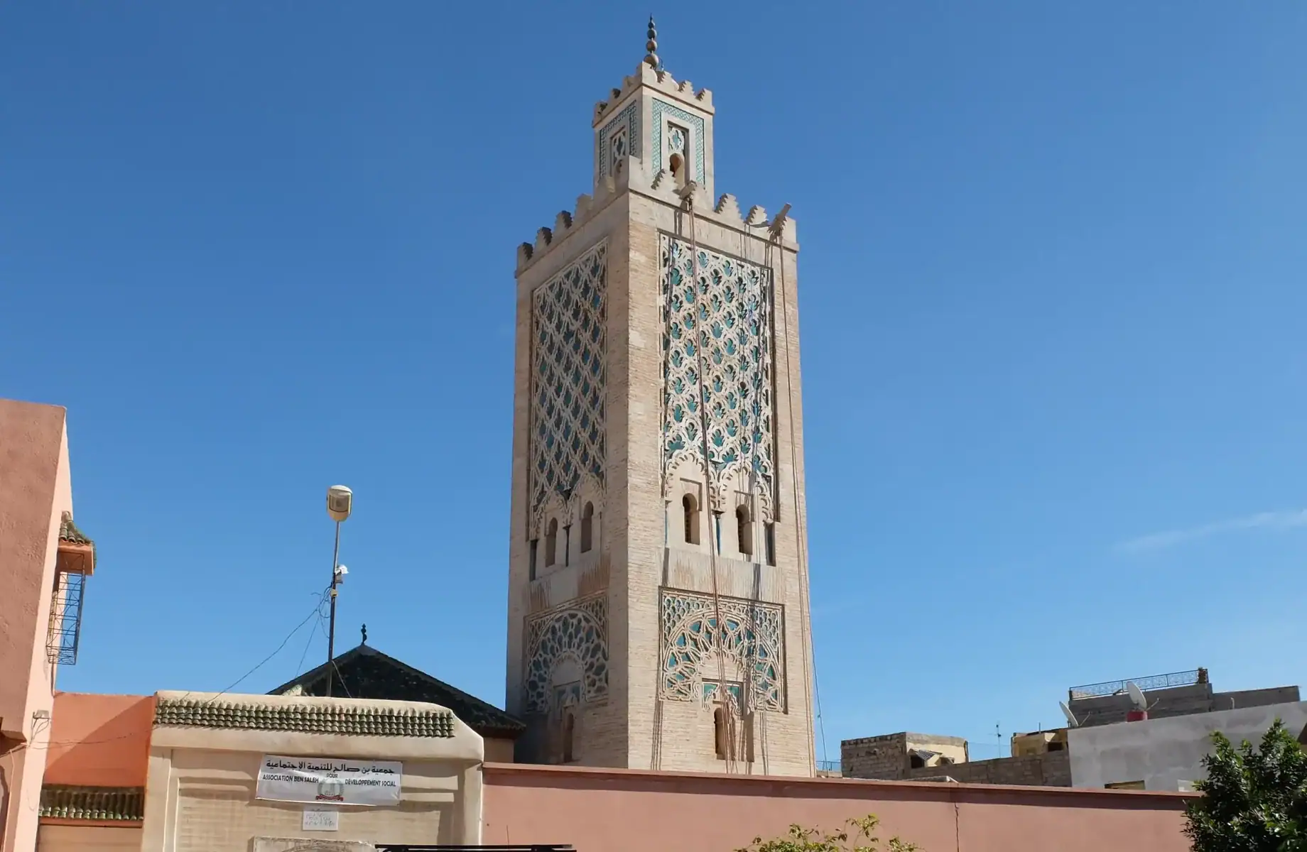 Grande mosquée monumentale de la ville de Fquih Ben Salah, avec son minaret imposant de style traditionnel marocain, dédiée au saint patron de la ville.