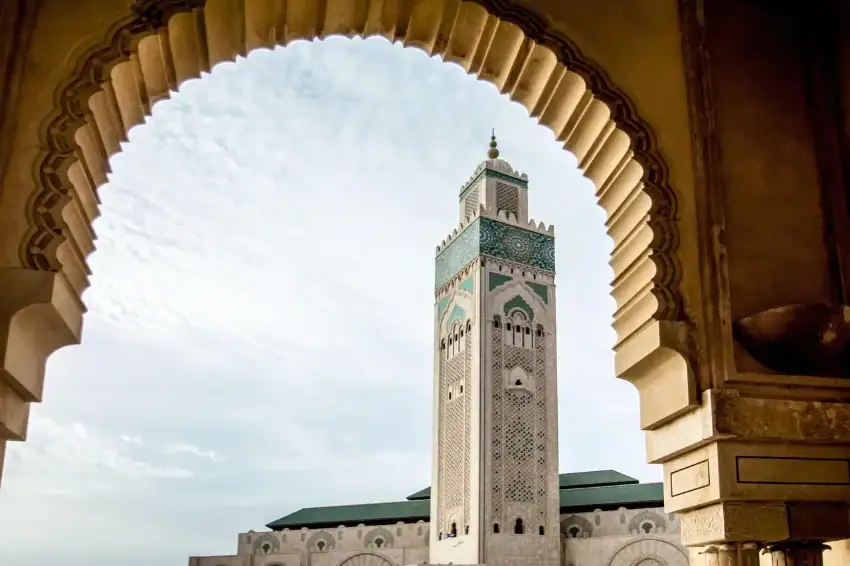 façade de la mosquée hassan ii à casablanca avec ses détails en zellige et marbre située en bordure de locéan atlantique