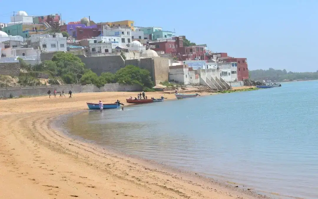 Vue panoramique du village de Moulay Bousselham avec son mausolée au toit vert, situé entre l'océan Atlantique et la lagune de Merja Zerga.