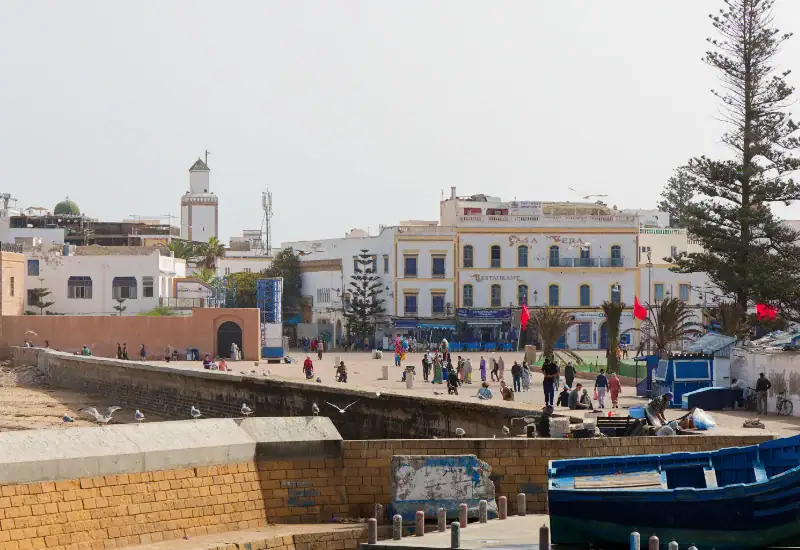 vue panoramique de la place moulay hassan à essaouira depuis le port avec les barques bleues et les remparts de la médina