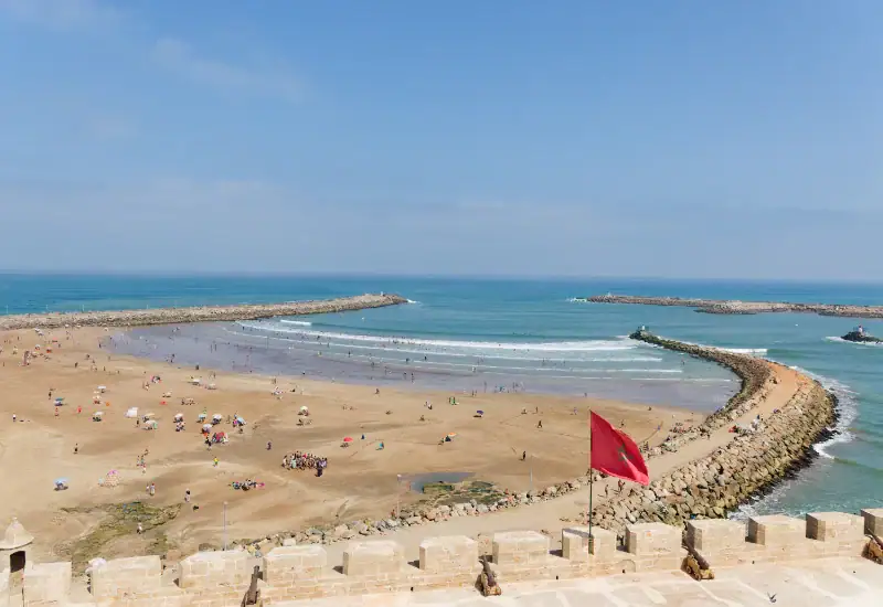 vue panoramique depuis la kasbah des oudayas montrant la plage de rabat le drapeau du maroc et lembouchure du bouregreg