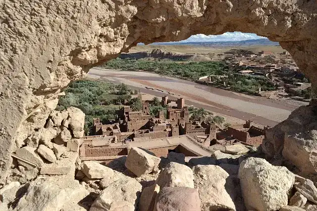 vue panoramique du ksar daït ben haddou au maroc montrant les bâtiments en terre crue argile et les tours fortifiées contre la colline