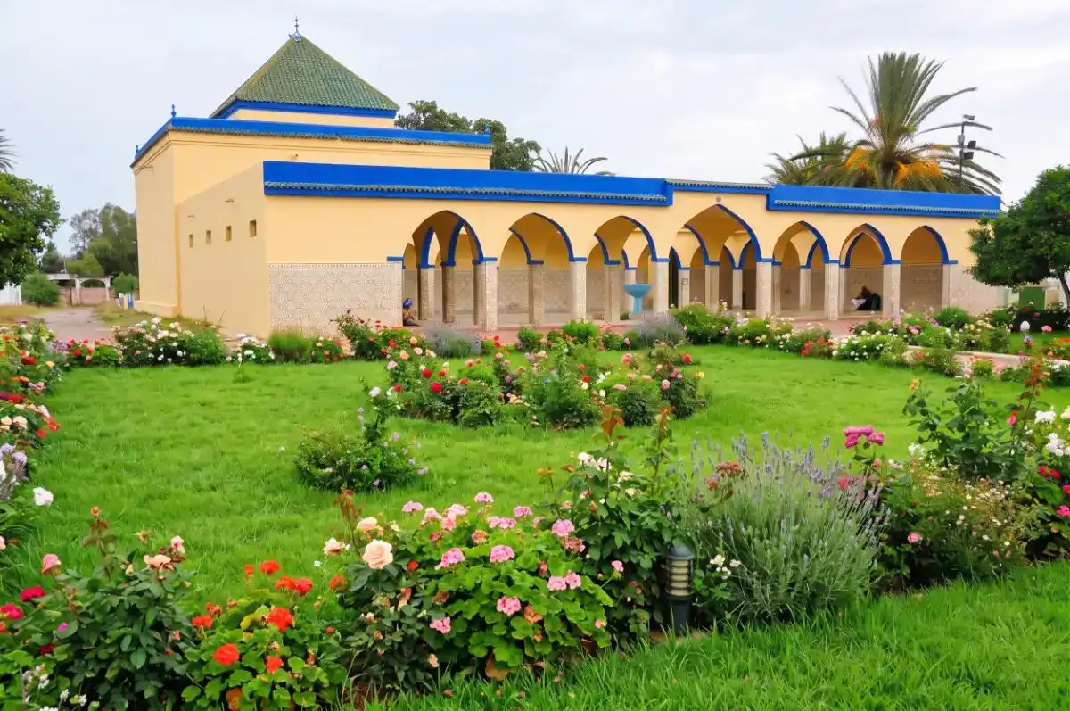 Entrée du mausolée de Sidi Bennour, avec son architecture traditionnelle en pierre et son dôme blanc (koubba) caractéristique de la région des Doukkala-Abda.