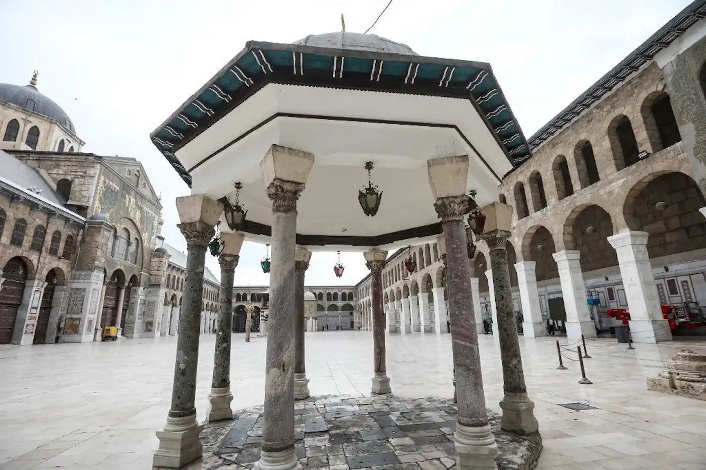 vue de la cour intérieure de la grande mosquée des omeyyades à damas montrant lédicule central sur colonnes antiques et les arcades historiques