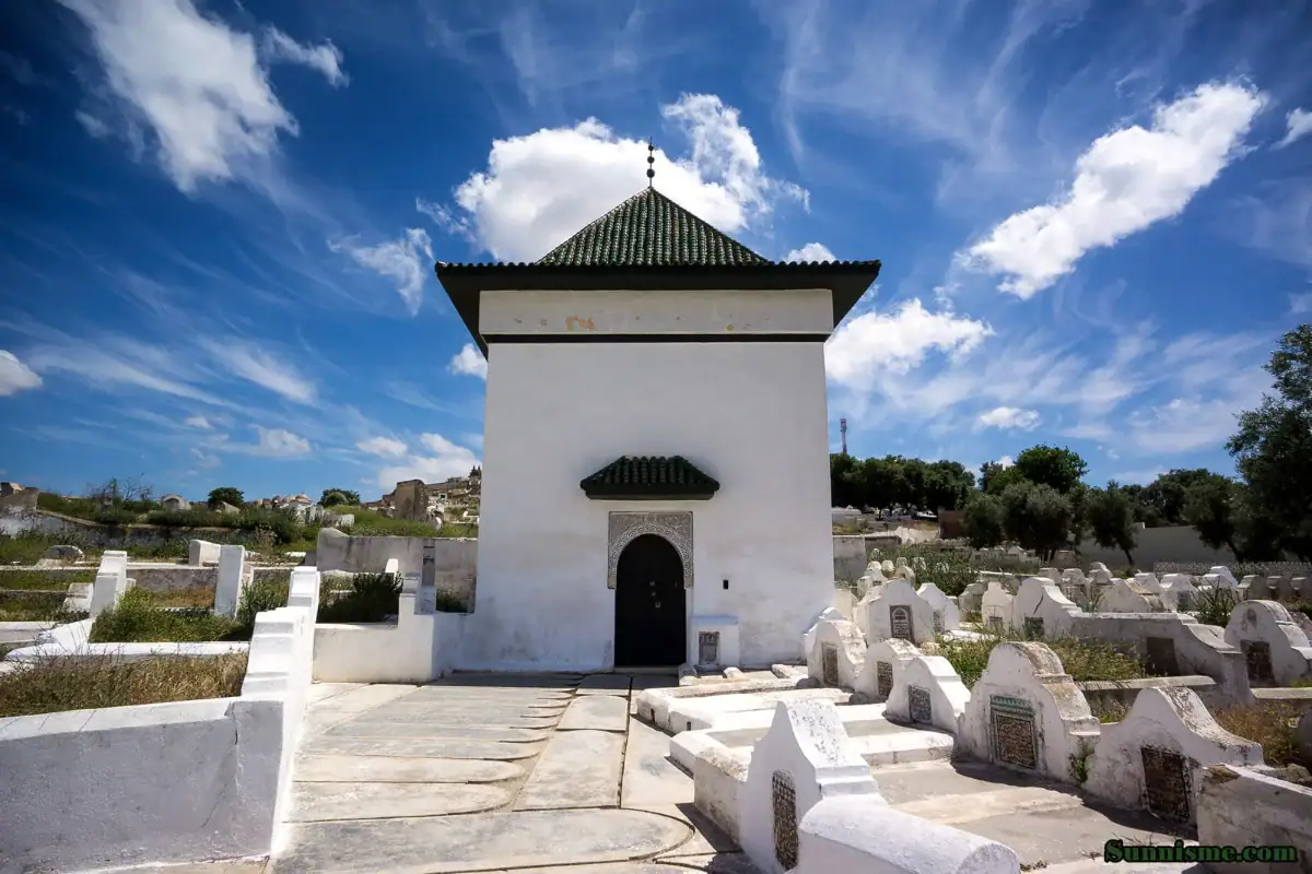 La koubba blanche et le toit de tuiles vertes du mausolée de Sidi ‘Abd al-‘Aziz ad-Dabbagh dans le cimetière de Bab Ftouh à Fès.