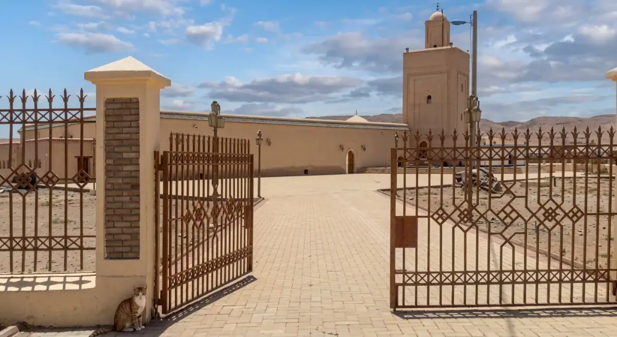 la mosquée et le mausolée de Sidi Chiker, illustre compagnon du conquérant Oqba Ibn Nafi al-Fihri. Explorez ce joyau historique du Maghreb.