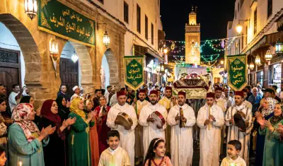 Procession nocturne des cierges lors de la fête de la dévotion Al Mawlid à Salé au Maroc, musiciens en habits traditionnels.