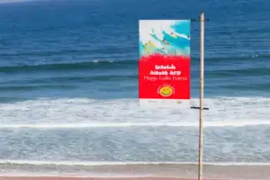 Panneau de signalisation de la plage Lalla Fatna indiquant le spot de surf face aux vagues de l'océan, au nord de Safi.