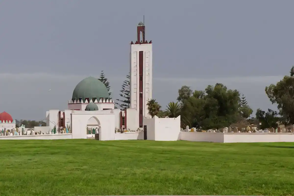 Vue panoramique de la mosquée Sidi Moussa avec son minaret et son dôme vert à El Jadida, Maroc.